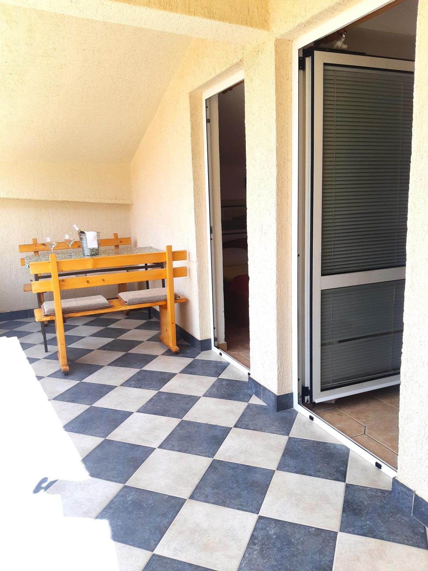 Apartments Turan Centrally Located With Free Parking Igrane Exterior photo