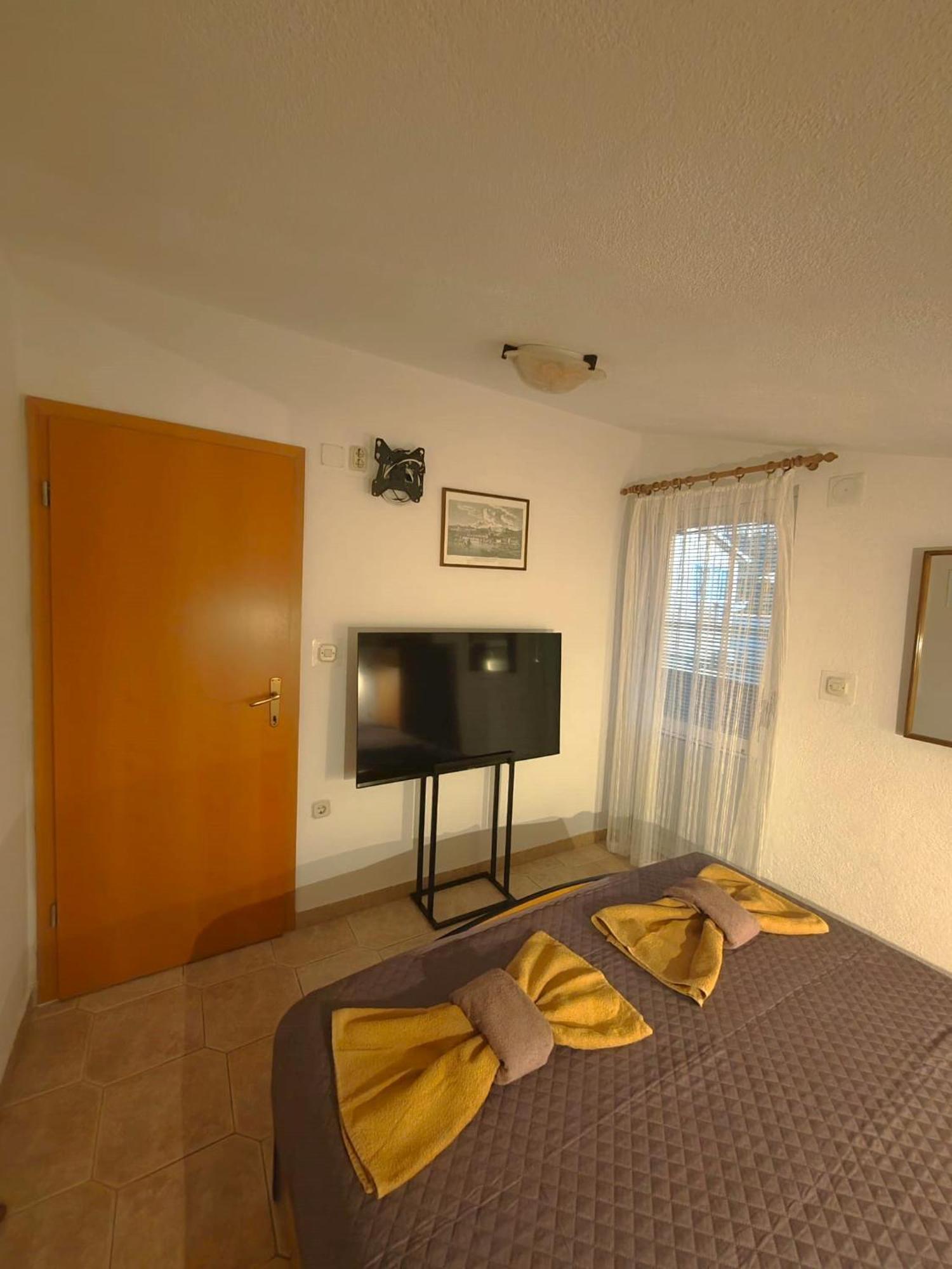 Apartments Turan Centrally Located With Free Parking Igrane Exterior photo